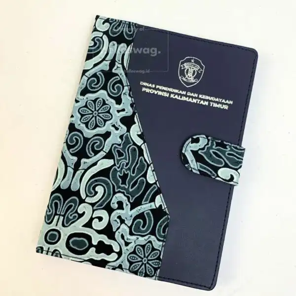 Buku Agenda Kulit Dengan Motif Batik dan Pengunci Magnet Untuk Souvenir Kantor 6