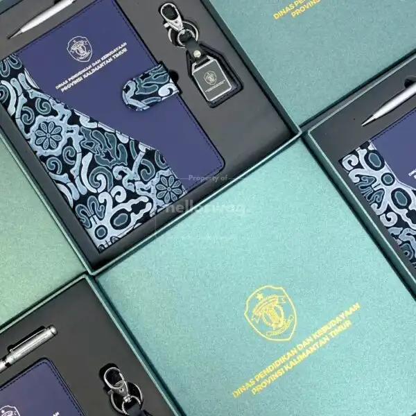 Buku Agenda Kulit Dengan Motif Batik dan Pengunci Magnet Untuk Souvenir Kantor 7