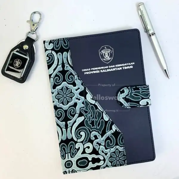 Buku Agenda Kulit Dengan Motif Batik dan Pengunci Magnet Untuk Souvenir Kantor 8