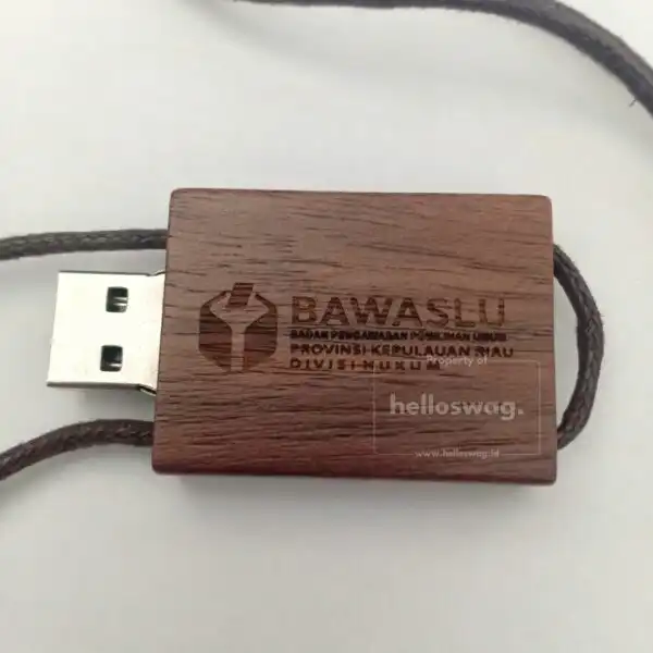 Flashdisk Bahan Kayu Dengan Logo Grafir Dilengkapi Tali 1