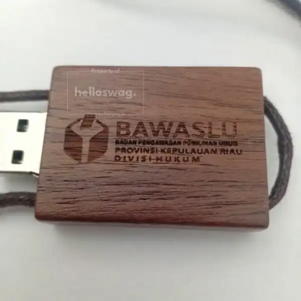 Flashdisk Bahan Kayu Dengan Logo Grafir Dilengkapi Tali 2