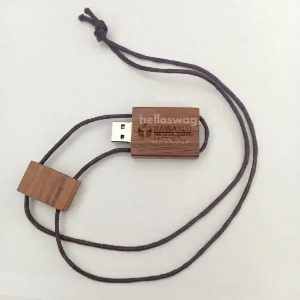 Flashdisk Bahan Kayu Dengan Logo Grafir Dilengkapi Tali 4