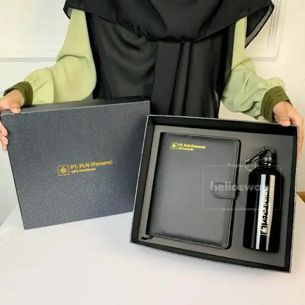 Gift Set Souvenir Berisi Buku Agenda Kulit dan Tumbler Sport Stainless Dapat Dicustom Logo 1