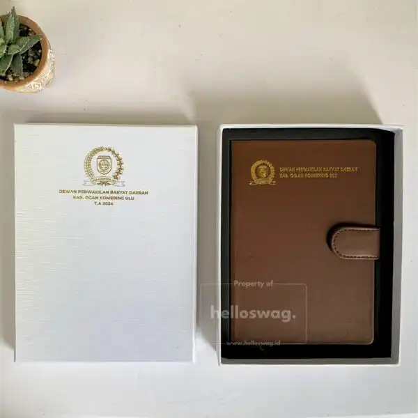 Gift Set Souvenir Dengan Hardbox Berisi Buku Agenda Kulit Berwarna Coklat Dengan Logo 2