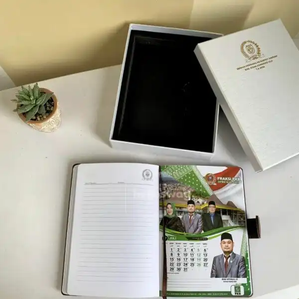 Gift Set Souvenir Dengan Hardbox Berisi Buku Agenda Kulit Berwarna Coklat Dengan Logo 3