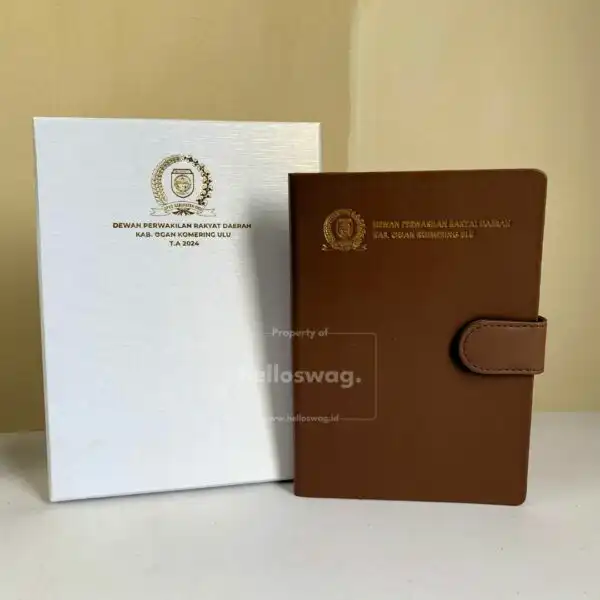 Gift Set Souvenir Dengan Hardbox Berisi Buku Agenda Kulit Berwarna Coklat Dengan Logo 6