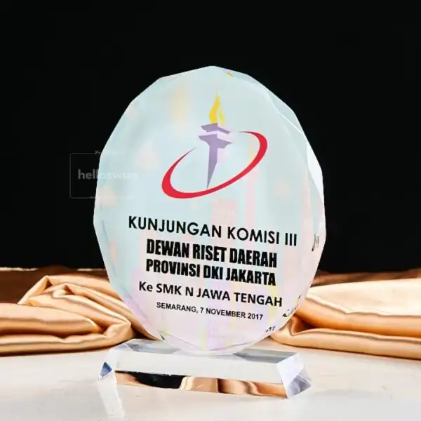 Plakat Berbahan Akrilik Dengan Beragam Bentuk dan Desain Untuk Souvenir Acara 7