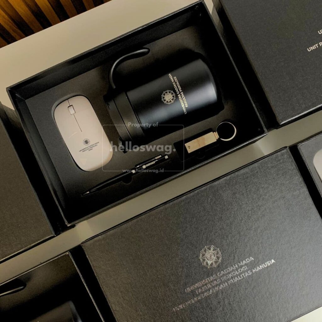Gift Set Berisi Pulpen Tumbler Mug Gantungan Kunci Kulit dan Mouse Wireless Dilengkapi Custom Logo dan Desain 7
